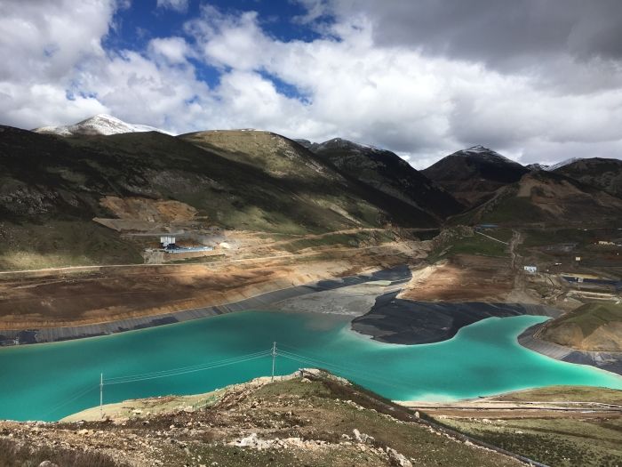 危廢填(tian)埋區鋪(pu)設HDPE防滲(shen)土工膜(mo)的施工(gong)流程